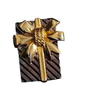 PREMIER DESIGNS Gold Tone gift box Brooch pendant PD Crown Costume